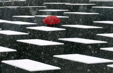 图文:男子雪中参观柏林犹太人大屠杀纪念馆