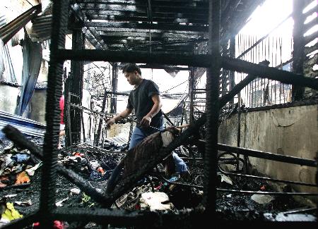 图文:菲律宾大学宿舍起火8人伤亡(2)
