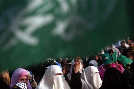 图文:披戴穆斯林头巾的巴妇女在哈马斯集会