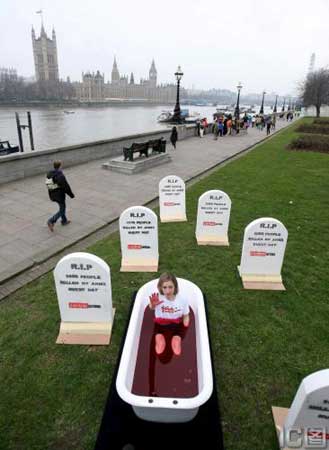 图文:女子在伦敦洗血浴抗议军火交易