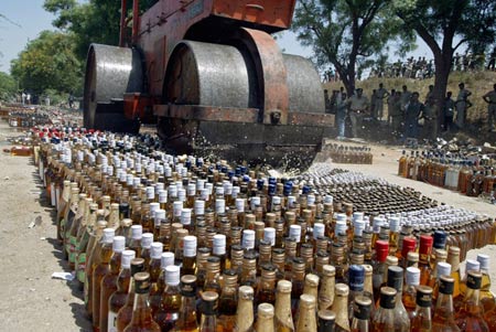 图文:印度西部城市销毁白酒
