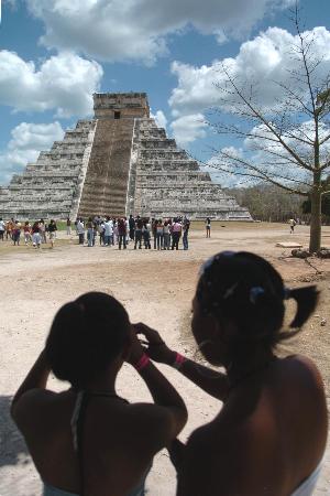 组图:游客在玛雅文化遗址奇琴伊察古城参观