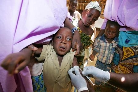 图文:尼日尔儿童接种脑膜炎疫苗