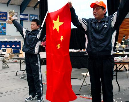 图文：中国选手在国际机器人灭火比赛中获得3项冠军(2)