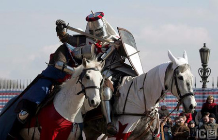 组图:俄圣彼得堡重现中世纪骑士决斗场面