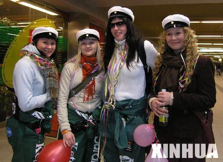 组图:芬兰大学生欢庆戴帽节