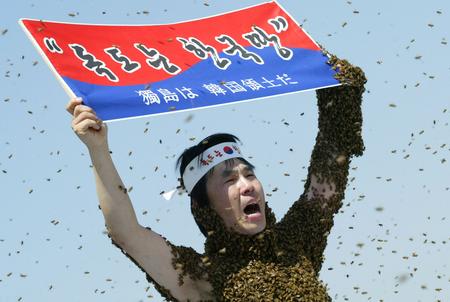 组图：韩国男子引数万只蜜蜂上身誓言保卫独岛