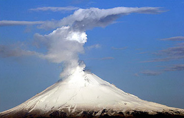 图文:世界最高活火山发生轻微喷发