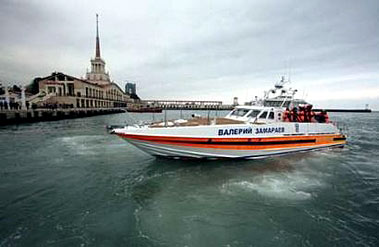 图文:俄罗斯紧急状况部的搜救艇从坠机点返港