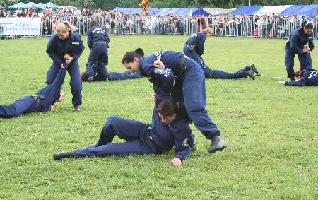 5月7日,在匈牙利首都布达佩斯的城市公园,布达佩斯警察局的女警们为