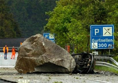 组图:瑞士主干道高速公路发生岩崩