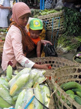 图文:印尼日惹地震灾区市场供应稳定(2)