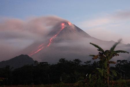 图文:默拉皮火山持续喷发(2)