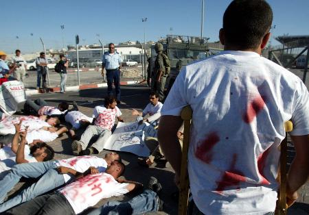 图文:巴以和平人士抗议以色列杀害巴勒斯坦平