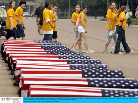 新闻中心 国际新闻 正文一排覆盖着美国国旗的假棺材 点击此处查看