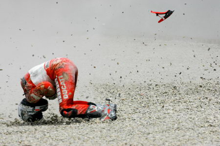 图文:MotoGP加泰罗尼亚站吉伯诺摔倒