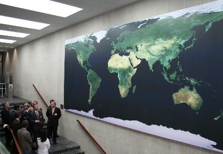 图文:欧航局向联合国赠送卫星照片世界地图(2)