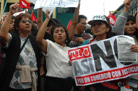 图文:秘鲁人抗议秘美自由贸易协定(2)