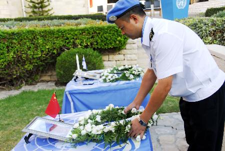 图文:联合国官员向杜照宇遗像献花圈