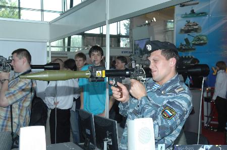 图文:俄罗斯举办陆军武器装备展(1)