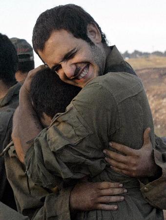 图文:士兵在离开黎巴嫩后互相拥抱