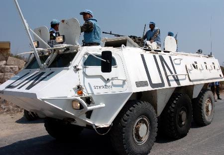 图文:联合国维和部队在黎南部巡逻