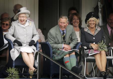 图文:英国王室成员观看传统表演开怀大笑