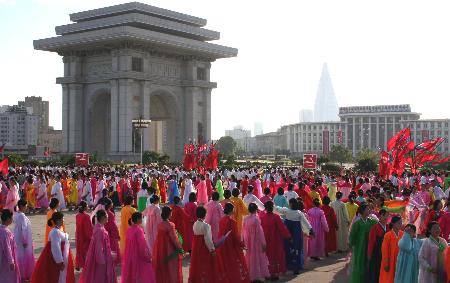 组图:朝鲜青年学生庆祝国庆日