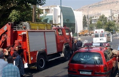 图文：消防车抵达美国驻叙利亚使馆遭袭现场