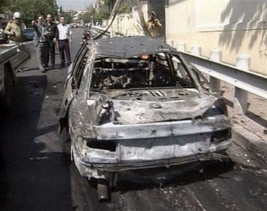 图文：美驻叙利亚使馆遭袭现场汽车被毁