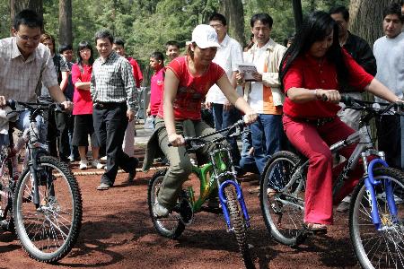 图文:中国留学生参加自行车慢骑比赛