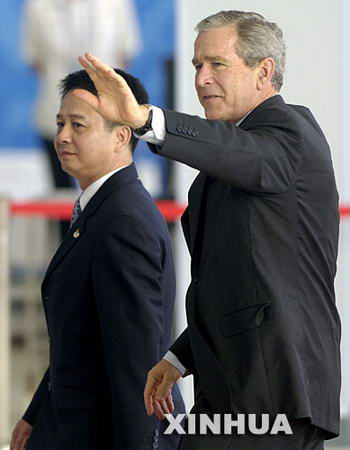 图文:布什抵达越南首都河内国家会议中心
