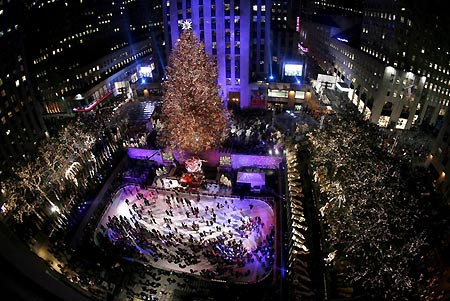 组图:美国纽约洛克菲勒中心点亮巨型圣诞树