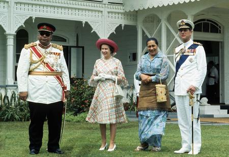 图文:汤加国王与英国女王一家合影留念