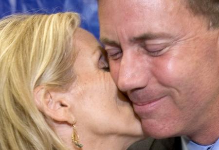 圖文：內德贏得選舉後和妻子親吻