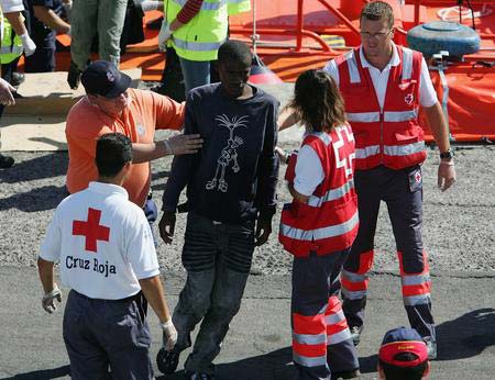 图文:偷渡客得到国际红十字会的照料