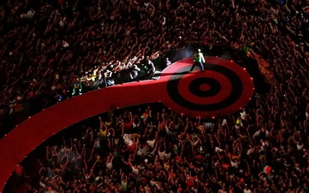 图文:U2乐队主唱博诺在体育馆演出