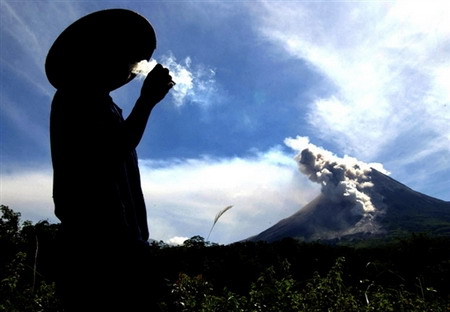 图文：印尼农夫在农田里抽烟