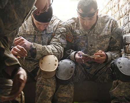 图文:几名美军士兵正在读圣经