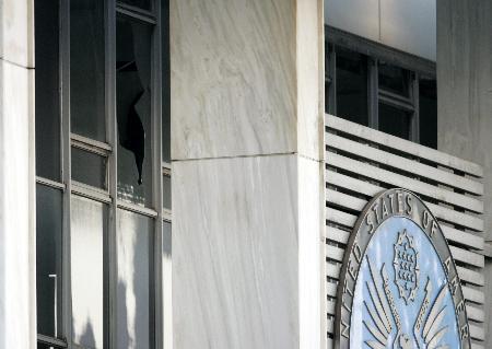 图文：美国使馆玻璃遭袭后破碎
