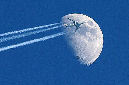 图文:一架喷气式客机飞临月球