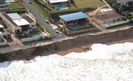组图：南非德班遭80年未遇巨浪袭击