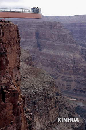 图文：参观者欣赏大峡谷的美景