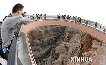 图文：一名记者在空中天桥上拍摄大峡谷美景