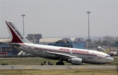 印度航班在新德里机场紧急迫降(视频)