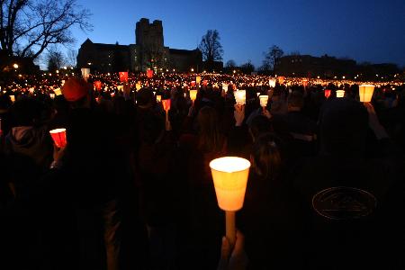 图文:成千上万名师生和家属死难者守夜