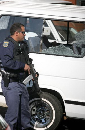 组图:南非中巴车司机与警察发生枪战1死7伤