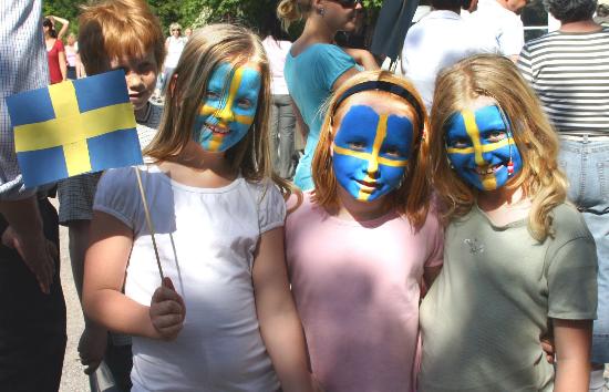 6月6日是瑞典国庆日,瑞典人民用北欧风情的文艺表演和游行等方式庆祝