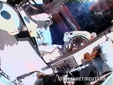 阿特兰蒂斯号宇航员完成第二次太空行走(图)