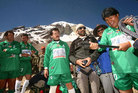 玻利维亚总统高山踢足球抵制限高令(视频)